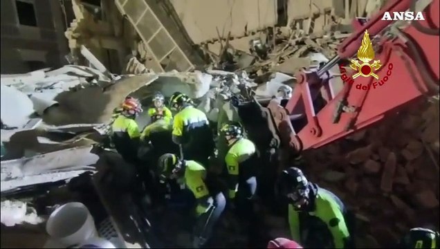 E' viva la donna intrappolata sotto la palazzina crollata a Bari