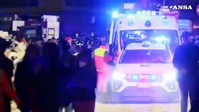 Donna estratta dalle macerie a Bari, lungo applauso ai soccorritori