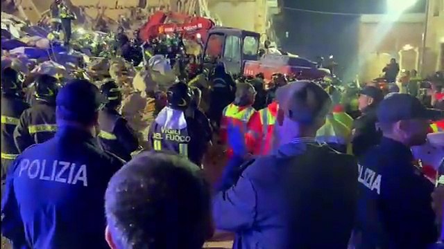 Crollo palazzina Bari, trovata viva la donna dispersa. La gente applaude
