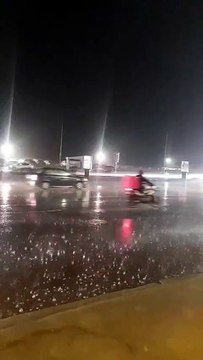 ثلوج وأمطار غزيرة تضرب شوارع وميادين الإسكندرية فجرا