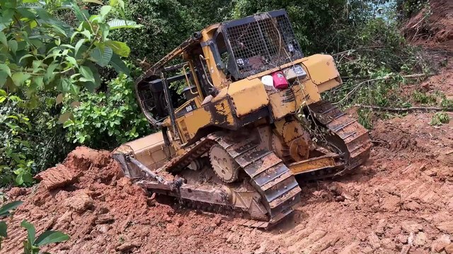 How the D6R XL Bulldozer Efficiently Shapes Palm Terraces in Plantations