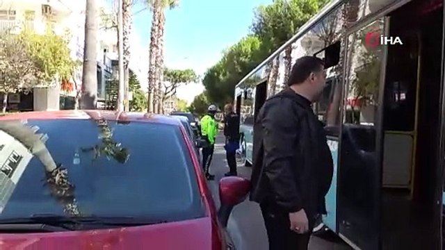 Halk otobüsü park halindeki 4 araca çarptı, ortalık savaş alanına döndü