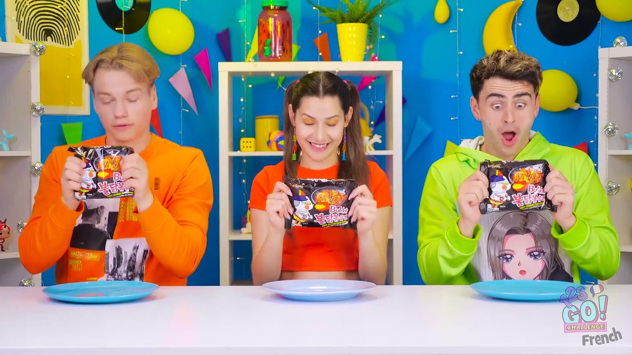 NOUVEAU 123 GO! CHALLENGE - Défi Manger sans les mains, avec une ou deux mains 🖐️ Tours Amusants !