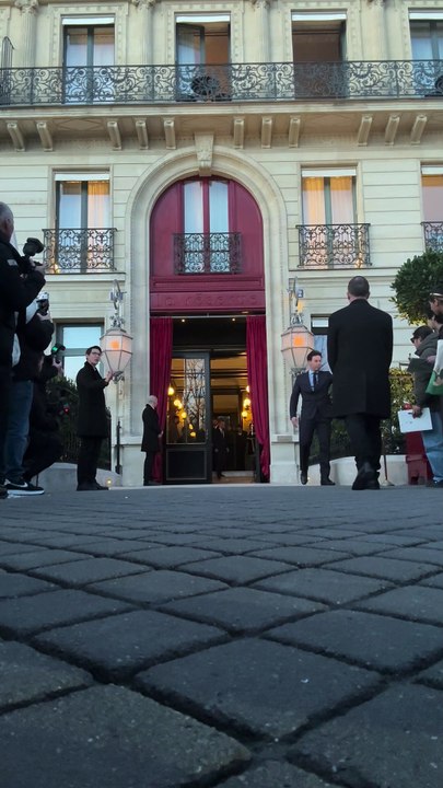 Les enfants Beckham suivent leur père David et leur soeur Harper, à Paris, à la sortie de l'hôtel La Réserve, le 7 mars 2025