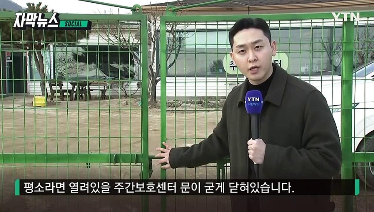 [자막뉴스] '간발의 차'...폭탄 떨어진 곳 근처 노인들 '철렁' / YTN