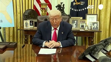 Trump descarta relación de sus decisiones aduaneras con caída bursátil y pone en duda OTAN