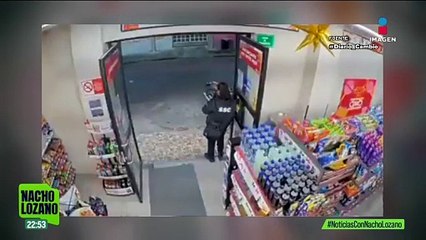 Un hombre le robó la pistola a una policía afuera de una tienda en Iztapalapa