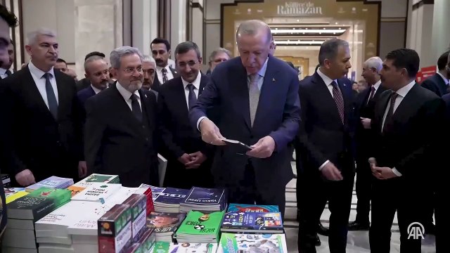 Cumhurbaşkanı Erdoğan, Cumhurbaşkanlığı Külliyesi'ndeki kitap fuarını gezdi