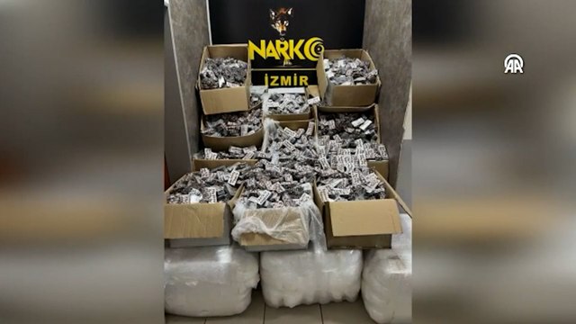 İzmir'de 275 bin 800 sentetik ecza hapı ele geçirildi