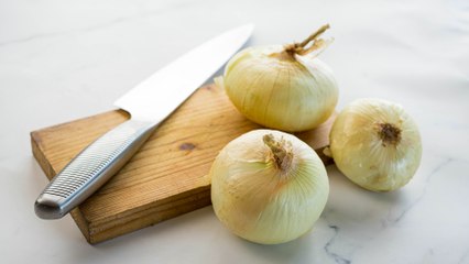 El truco definitivo para dejar de llorar cortando la cebolla (y este sí que funciona)