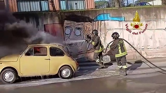 La Fiat 500 d'epoca va a fuoco, l'incendio a Ponte San Giovanni (Perugia)
