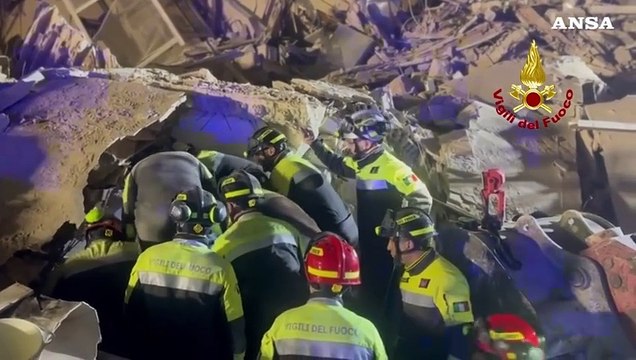 Palazzina crollata a Bari, l'esultanza all'estrazione della donna dalle macerie