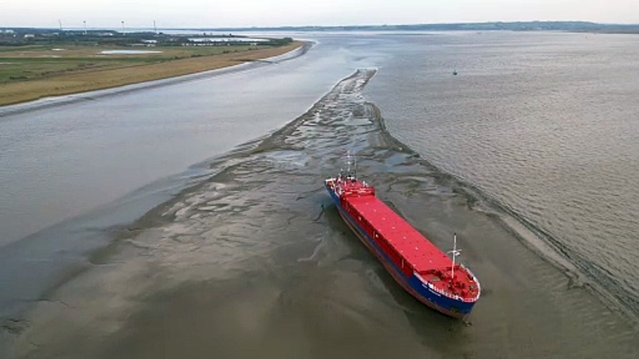 260ft cargo ship stuck in the Humber Estuary after three failed rescue attempts