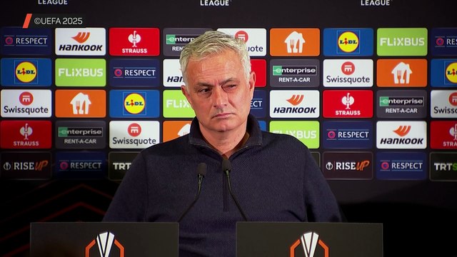 Mourinho fait mine de s’endormir en conférence de presse