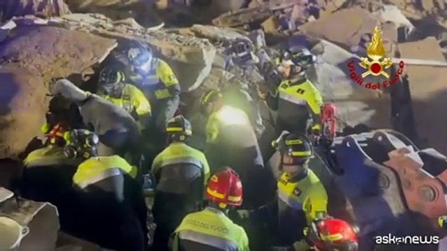 A Bari donna estratta viva dalle macerie del palazzo crollato