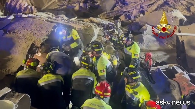 A Bari donna estratta viva dalle macerie del palazzo crollato