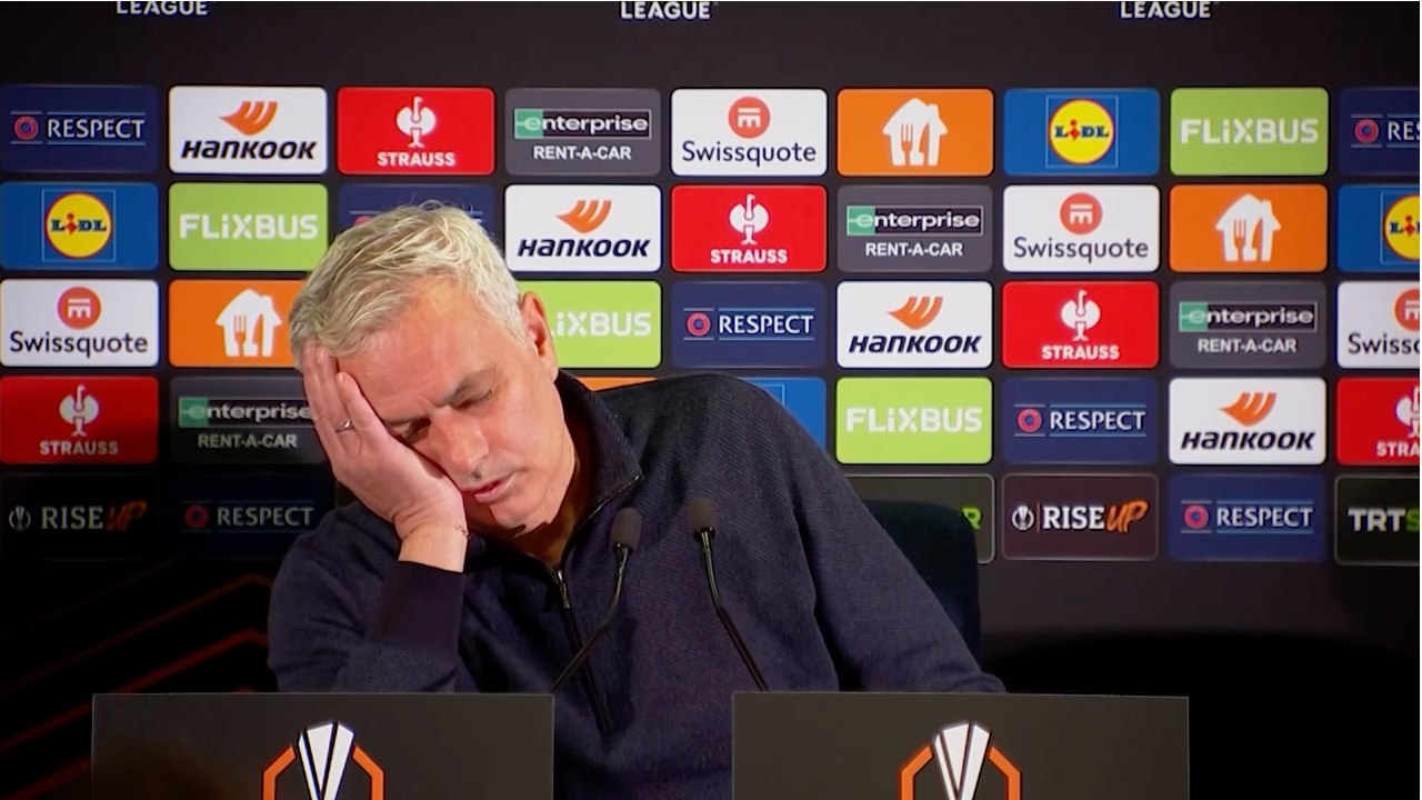 Mourinho tut nach Frage so, als ob er einschlafen würde