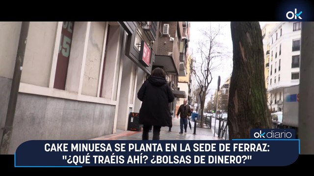 Cake Minuesa se planta en la sede de Ferraz: ¿Qué traéis ahí? ¿Bolsas de dinero?
