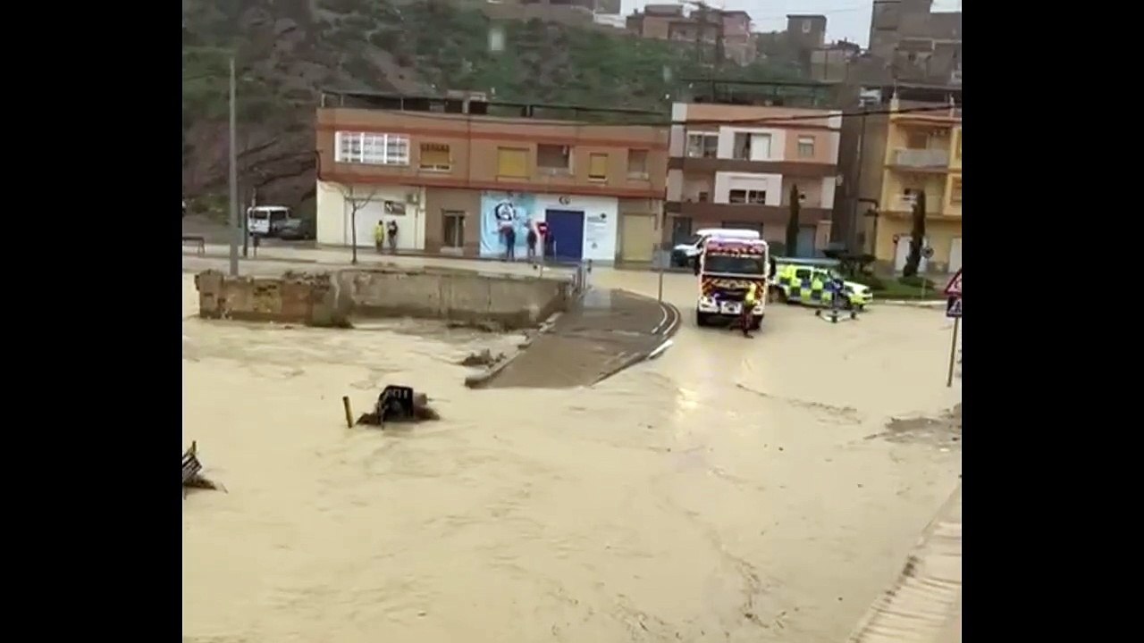 Juan David Ruiz, dueño del restaurante Déficit, muestra cómo las lluvias de este jueves en Lorca inundaron su negocio.