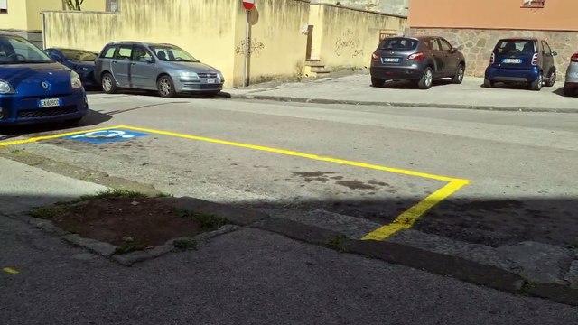 Sassari, la protesta di Rossella Soriga: Troppe barriere architettoniche, lo stallo dei disabili è irraggiungibile