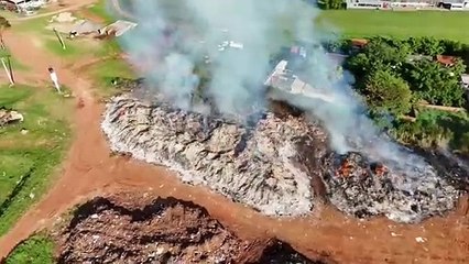 Fogo no aterro sanitário de Umuarama ficou a 5 metros de gatil com cerca de 280 animais