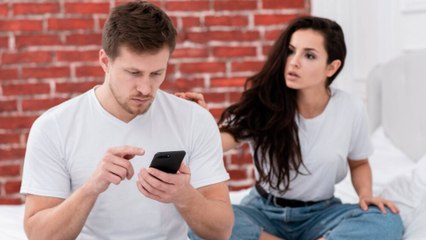 En voz alta: confianza en la relación. ¿Revisa el celular de su pareja? ¿Se lo revisan?