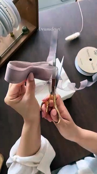 How to Wrap a Gift Box with a Ribbon Flower via: @areum_deuri