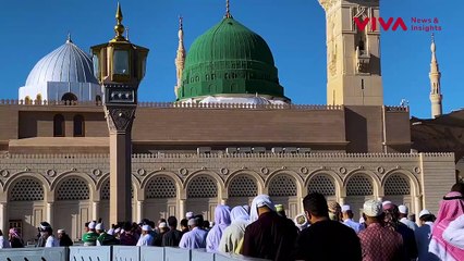 Bulan Sabit Terlihat Sejajar di Atas Kubah Masjid Nabawi