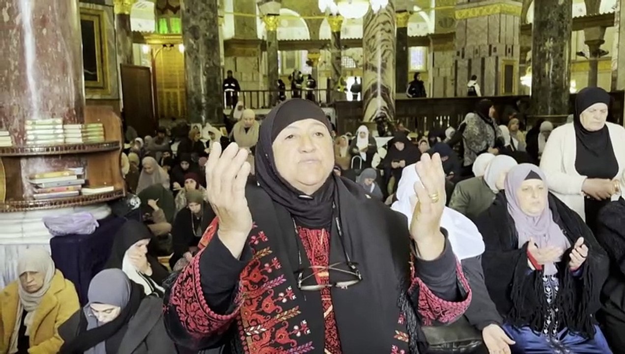 المسلمون يؤدون صلاة الجمعة الأولى من رمضان في باحات المسجد الأقصى