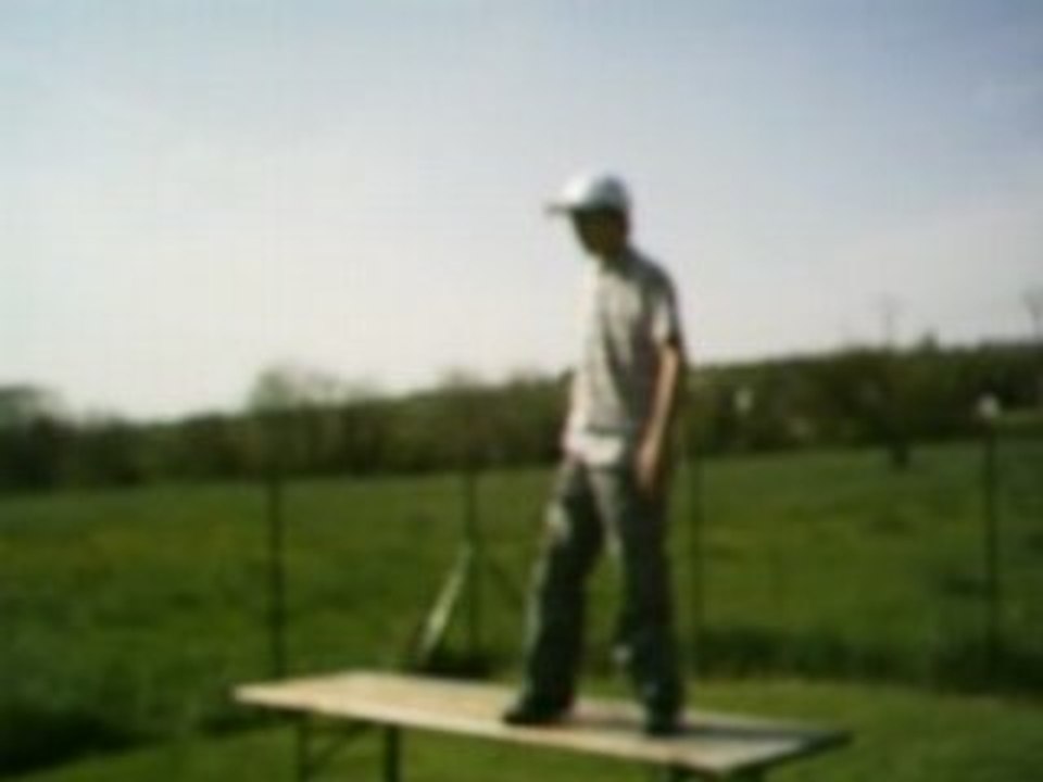 coup de belier sur une table