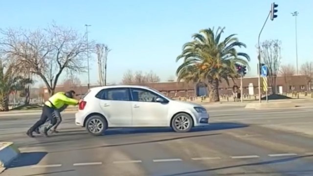Maltepe'de trafik polisi arızalanan aracı yol kenarına itti