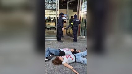 Extinction Rebellion, attivisti trascinati via dal negozio Tesla a Milano