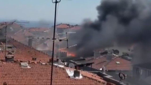 Avcılar’da 5 katlı boş binanın çatı katında yangın çıktı