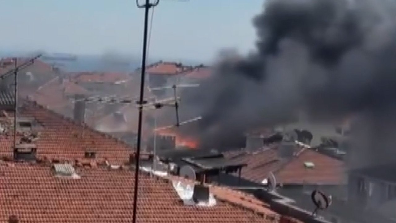 Avcılar’da 5 katlı boş binanın çatı katında yangın çıktı