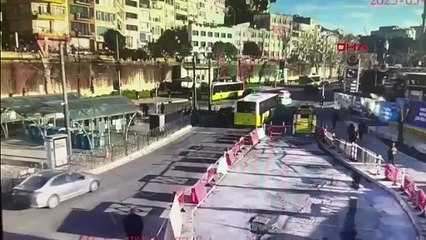 Kabataş sahilde, ışıklarda yayaya araba çarptı