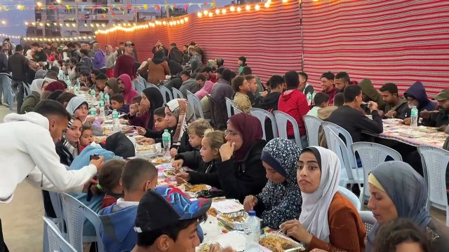 Gaza: des Palestiniens rompent leur jeûne au milieu de bâtiments détruits