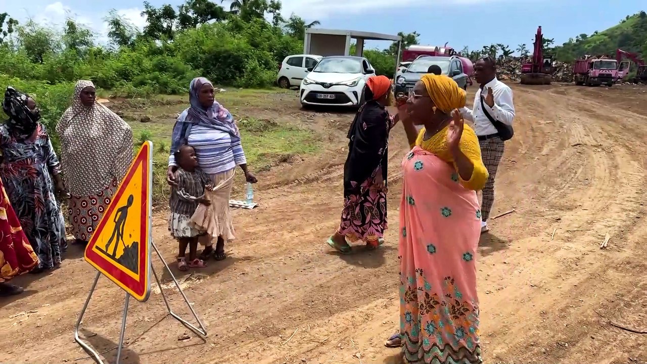 Mayotte - Déchets brûlés par la Préfecture à Hajangoua - 04/03/25