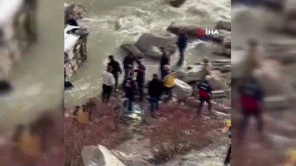 Araç dereye uçtu: 1 yaralı, 1 kayıp