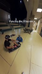 La ingeniosa carrera en karts de unos jóvenes en un edificio abandonado