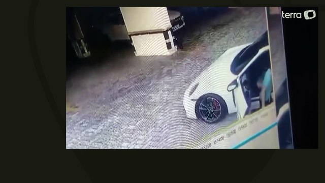 Criança entra em Porsche de vizinho, engata ré e bate em muro de condomínio em SC