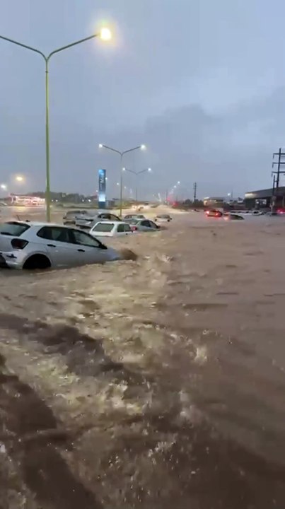 Violento temporal en Bahía Blanca: destrozos, más de 40 familias evacuadas y suspensión de clases