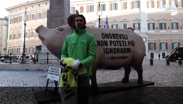 Maiale gigante davanti al parlamento contro gli allevamenti intensivi