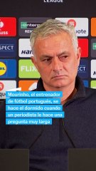 Mourinho se hace el dormido cuando un periodista le hace una pregunta demasiado larga