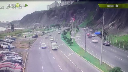 Parapente cayó en medio de una vía