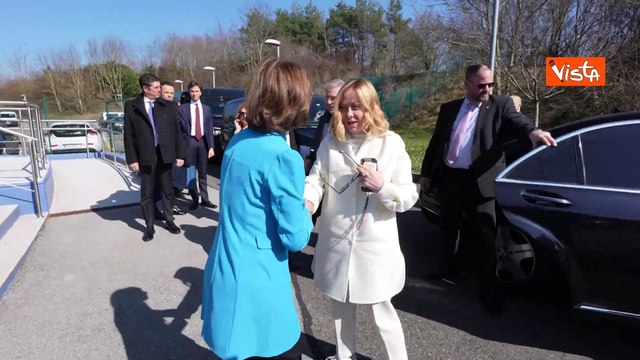 Meloni in visita al Cern alla direttrice Gianotti: Ho le scarpe giuste?