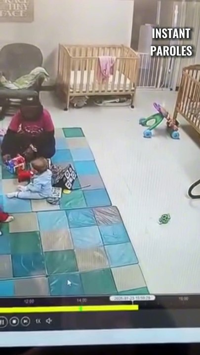 Ce bébé est filmé en train de faire ses premiers pas à la crèche