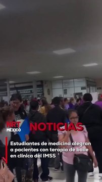 Un grupo de estudiantes de medicina sorprendió a los pacientes de la Clínica 6 del IMSS en San Nicolás al organizar una terapia de baile mientras esperaban su cita, brindando un momento de alegría y bienestar.