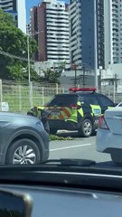 Moto fica destruída após bater no fundo de carro na ACM