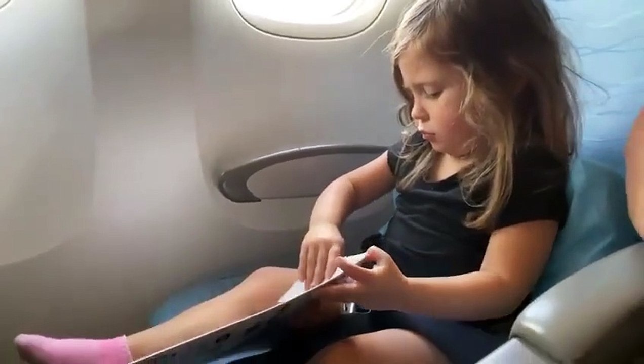 Ce passager se rend compte que le réacteur de l'avion crache des flammes