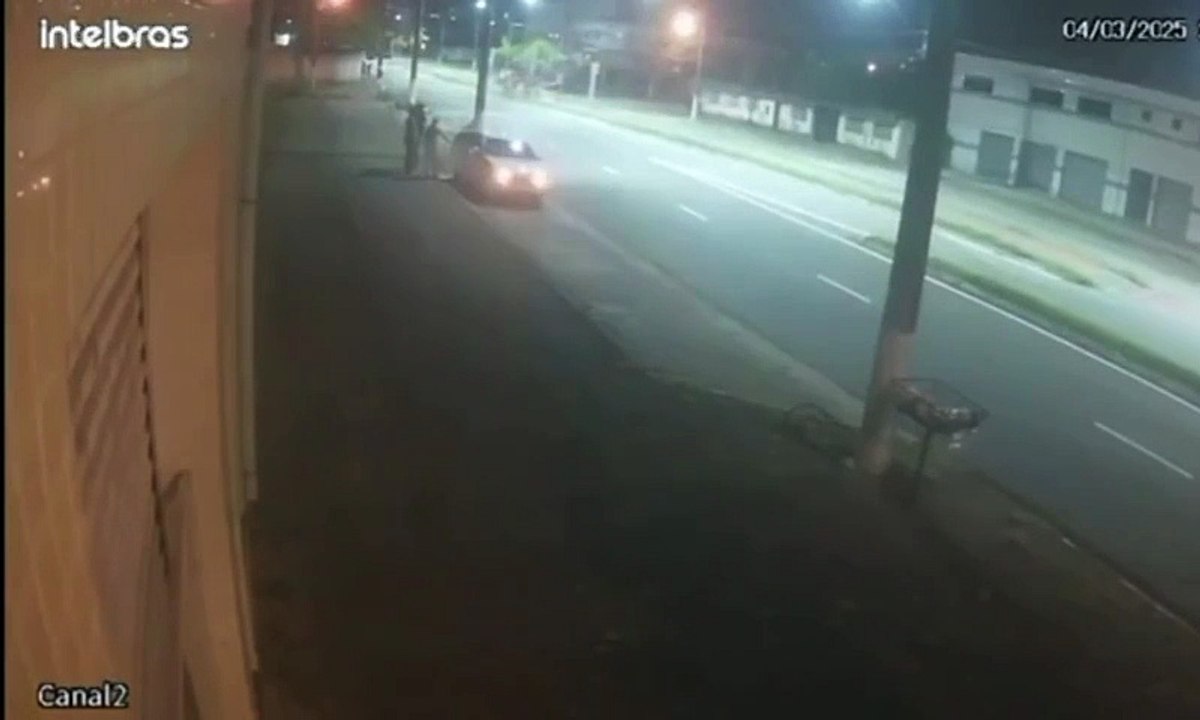 Criminosos assaltam trio com bebê de colo em Praia Grande, não conseguem fugir com carro e fogem; VÍDEO